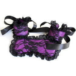 Loup et menottes en satin...